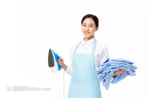 家政服務(wù)中的女性熨燙衣服